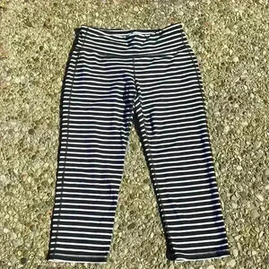 Athleta women’s Chaturanga capri cropped yoga pants black and white size medium